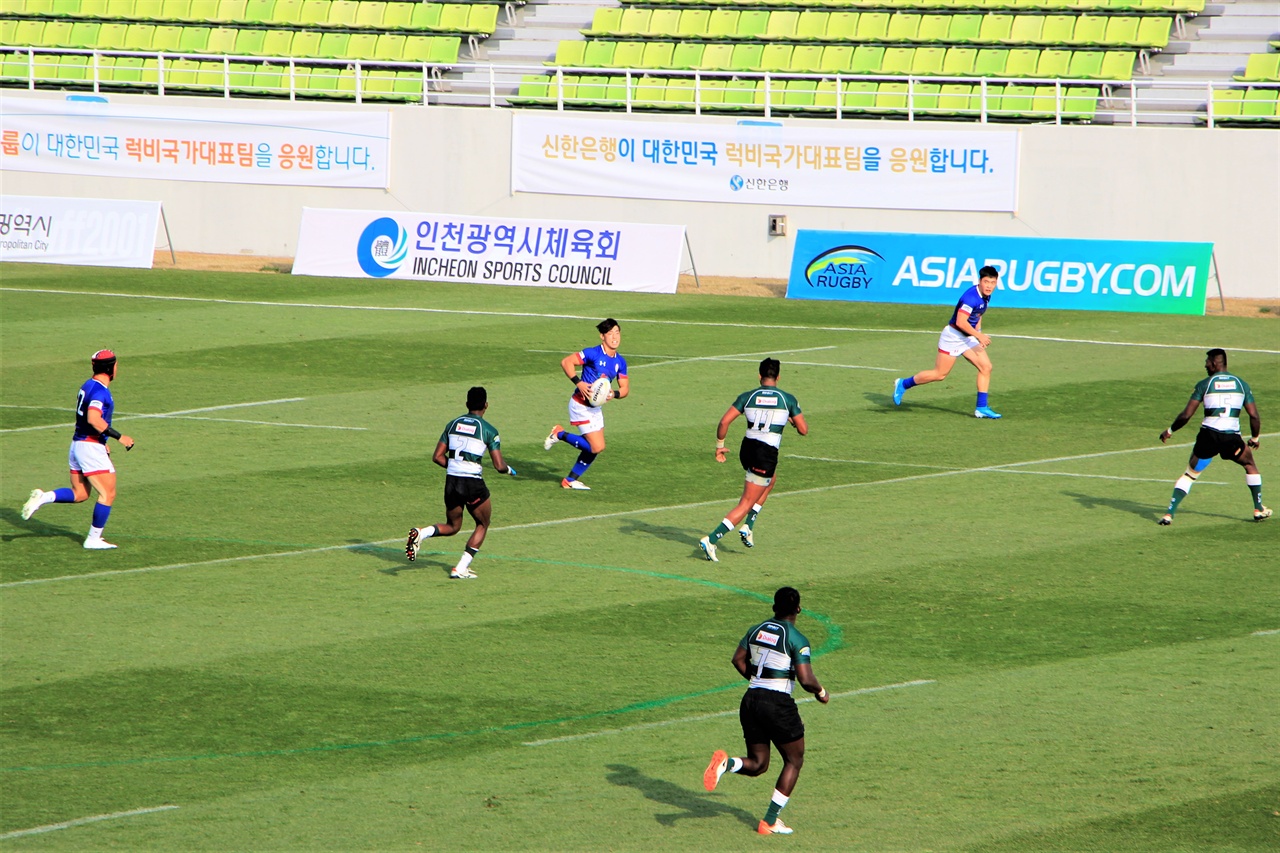  23일 남동럭비전용경기장에서 한국과 스리랑카의 올림픽 아시아 쿼터필더 예선전이 열리고 있다.