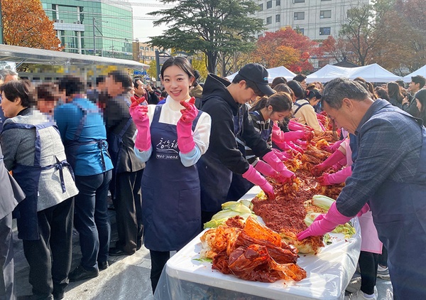  23일 오전 구로구청 마당에서 진행된 영화인 사랑의 김치 나누기 행사에 참석한 그룹 소나무 지수민