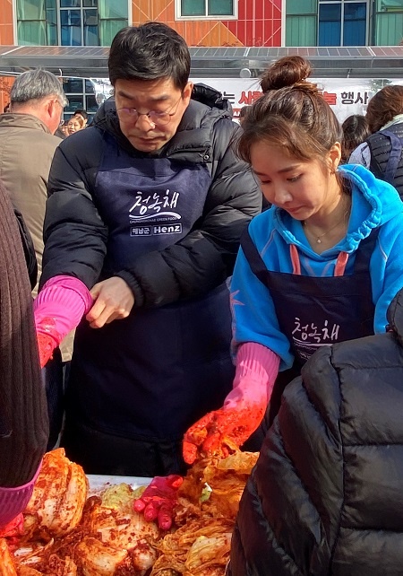  23일 오전 구로구청에서 열린 '영화인 김치 나누기 행사'에 참석한 배우 손현주