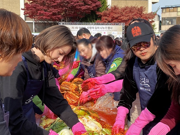  23일 오전 구로구청에서 열린 '영화인 김치 나누기 행사'에 참석한 배우 김보성