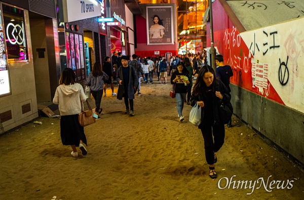 선거를 앞 둔 23일 홍콩 전역에는 선거가 제대로 치러 질 수 있도록 시위가 발생하지 않았다.  하지만 몽콕 일대에는 보도블럭을 시위에 사용해 모레만 남았다.