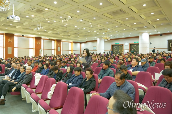  대구 군공항 이전을 위한 경북 군위와 의성 주민 각각 100명씩 200명으로 구성된 시민참여단은 24일 이전후보지 결정을 위한 방식으로 '이전후보지 관점(공동후보지 분리)+투표참여율'을 결정했다.