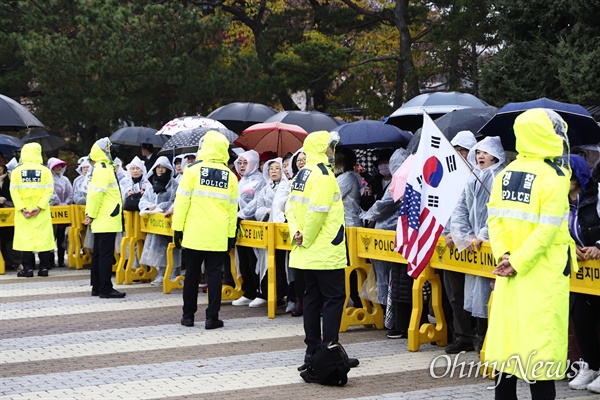 자유한국당이 24일 오후 청와대 앞 분수대에서 긴급의원총회를 열었다. 한국당 지지자들이 의원총회 현장을 지켜보고 있다. 이들은 한국당에 비판적인 언론사 카메라를 향해 욕설을 내뱉으며 위협을 가했다.