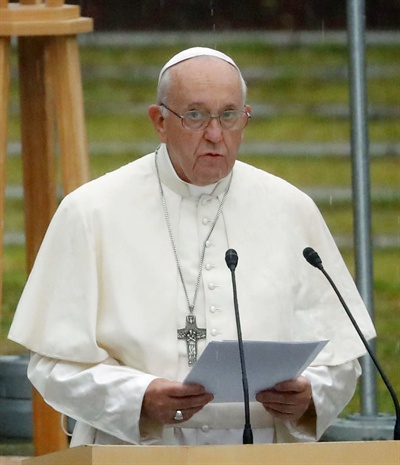 24일 오전 프란치스코 교황이 원자폭탄이 투하됐던 나가사키에서 반핵 메시지를 발표하고 있다.