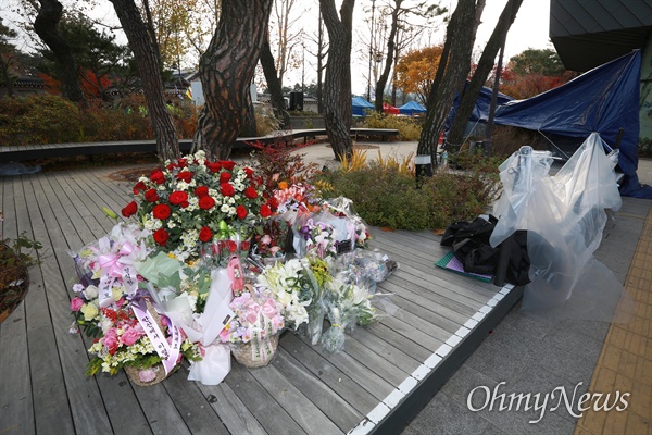 황교안 대표 농성장옆에 쌓여 있는 응원 꽃다발 자유한국당 황교안 대표가 25일 오전 청와대 분수대광장에서 6일째 단식농성중인 가운데, 농성천막 옆에 지지자들이 보낸 꽃다발이 수십개 놓여 있다.