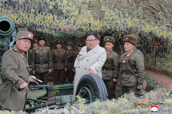 김정은 북한 국무위원장이 서부전선에 위치한 창린도 방어대를 시찰했다고 조선중앙통신이 25일 이 사진을 보도했다. 촬영 날짜는 밝히지 않았다. 2019.11.25 [국내에서만 사용가능. 재배포 금지. For Use Only in the Republic of Korea. No Redistribution]