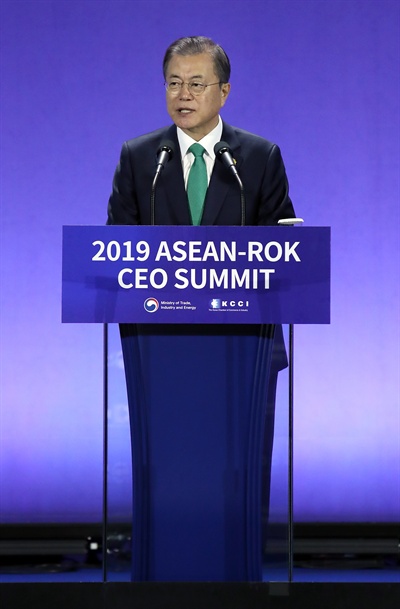문재인 대통령이 25일 오전 부산 벡스코 2전시장에서 열린 2019 한-아세안 특별 정상회의 ‘CEO 서밋(Summit)’ 행사에서 기조연설을 하고 있다.