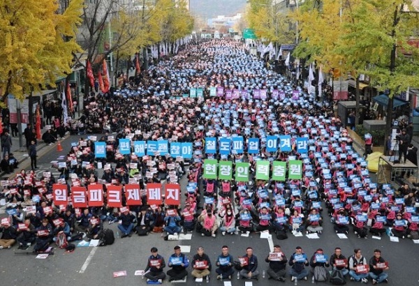  철도노조 파업총회 진나 23일 오후 공공운수노조 철도노조가 서울 종로 조계사 앞에서 파업승리를 위한 조합원총회를 개최했다.