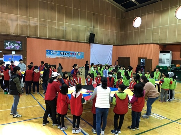 꿈꾸는아이들지역아동센터가 주관하여 11월23일(토) 광주광역시장애인종합복지관 체육관에서 전통놀이명랑운등회를 개최