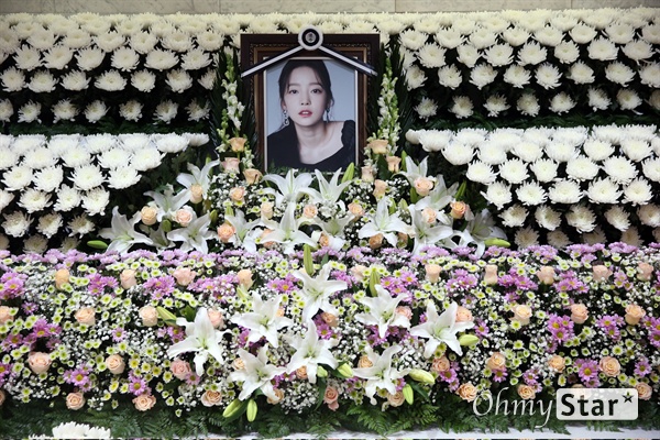 가수 구하라의 빈소가 25일 오후 서울성모병원 장례식장에 마련됐다. 이곳은 팬들을 위한 빈소로 가족과 지인을 위한 빈소는 다른 병원에 마련됐다.