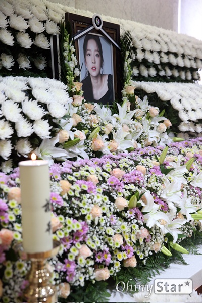  가수 구하라의 빈소가 25일 오후 서울성모병원 장례식장에 마련됐다. 이곳은 팬들을 위한 빈소로 가족과 지인을 위한 빈소는 다른 병원에 마련됐다.
