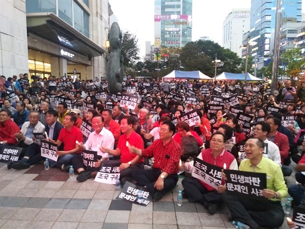 자유한국당 울산시당이 9월 28일 오후 5시 30분부터 울산 남구 삼산동 롯데백화점 앞 광장에서 개최한 조국 법무부 장관 파면과 구속을 촉구하는 촛불문화제를 열고 있다. (오른쪽 3번째부터) 박맹우 한국당 사무총장, 이채익 의원, 김기현 전 시장 등이 연설을 듣고 있다.