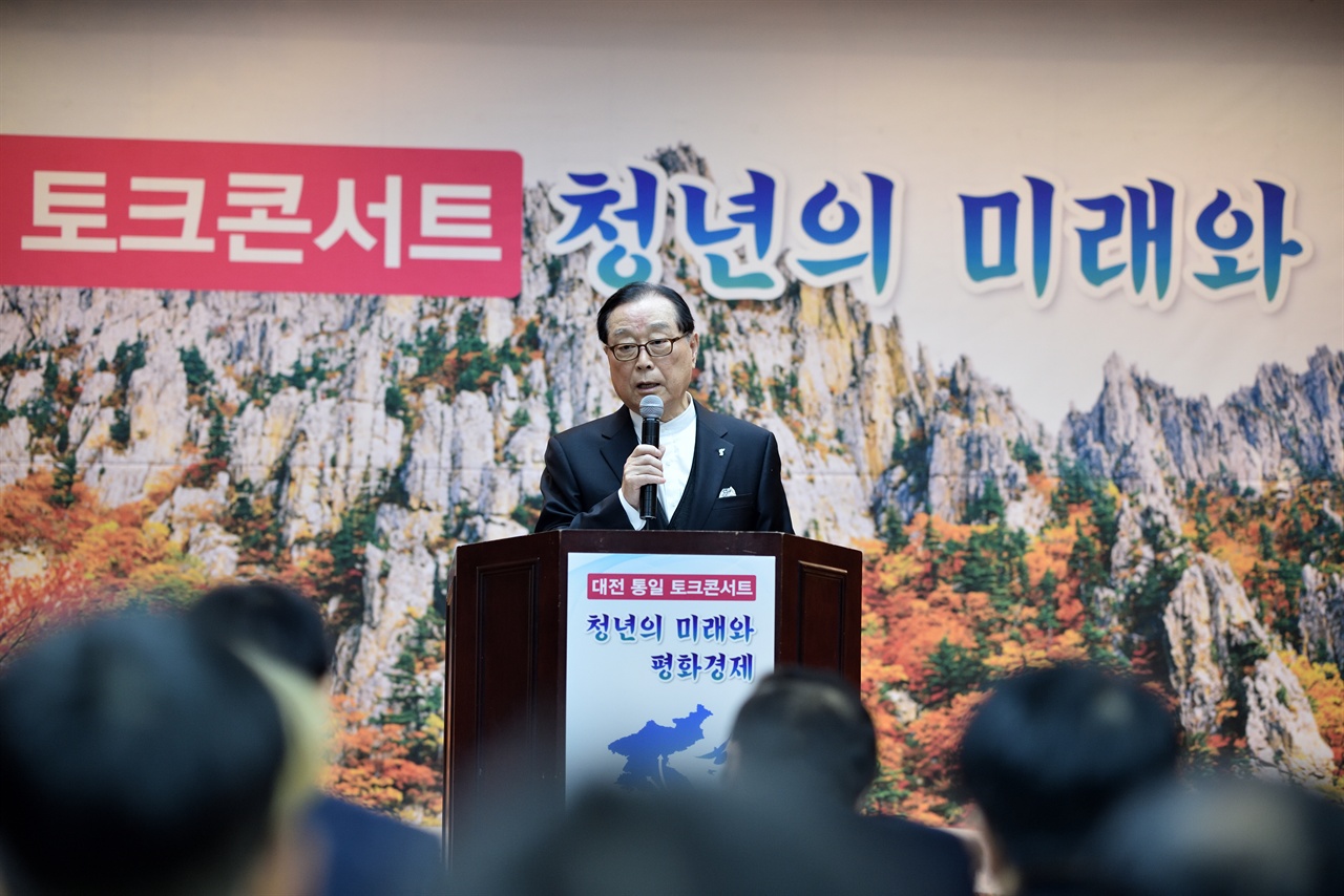  김용우 6.15공동선언실천남측위원회대전본부 상임대표가 대회사를 하고 있다.