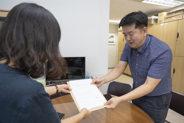 지난 9월 16일 김한영 대표자가 선관위에 '진관동 구의원 주민소환 대표자 증명서'를 제출하고 있는 모습.