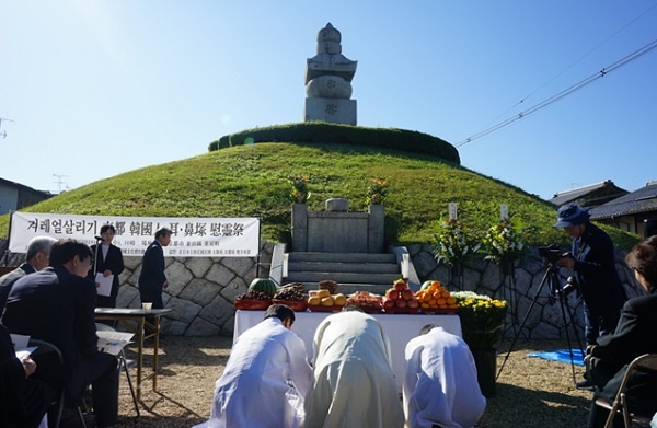 교토 미미츠카 귀무덤에서 우리나라 사람들이 해마다 제의를 지내고 있습니다. 