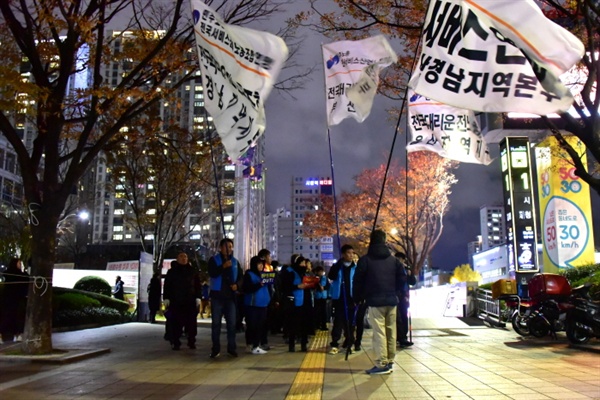 부산시청 광장에서 결의대회를 끝낸 대리운전 노동자들이 송상현 광장으로 행진하고 있다.