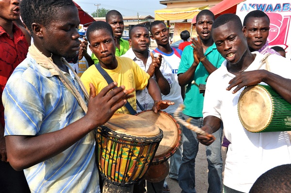 아프리카에 흔한 전통의 악기로 사람들이 음악을 연주하고 있다. 