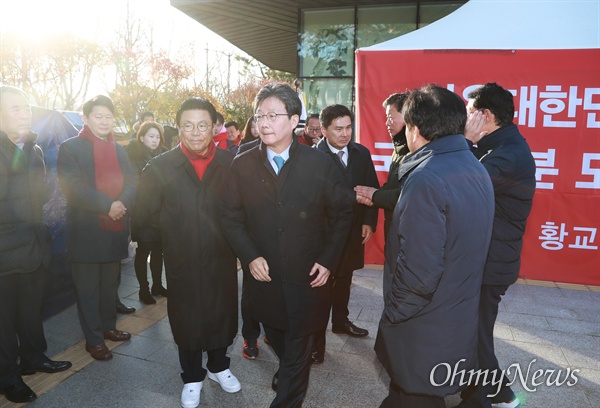  유승민, 지상욱 의원이 자유한국당 의원들과 인사를 나눈 뒤 떠나고 있다.