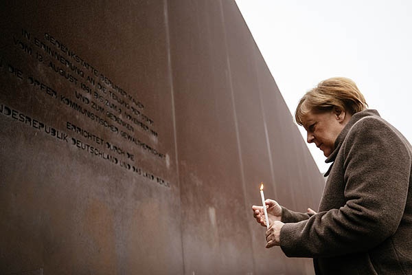 앙겔라 메르켈 독일 총리가 지난 9일 ‘베를린 장벽 붕괴 30주년’ 기념식에서 촛불을 밝히고 있다.
