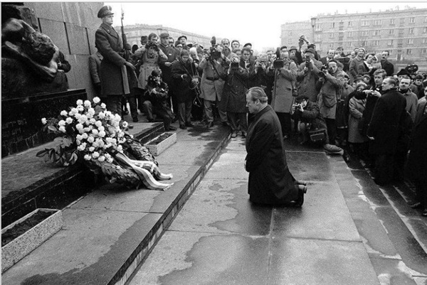 빌리 브란트 전 독일 총리가 지난 1970년 폴란드 바르샤바의 유태인 게토 앞에서 무릎을 꿇고 사죄하고 었다.