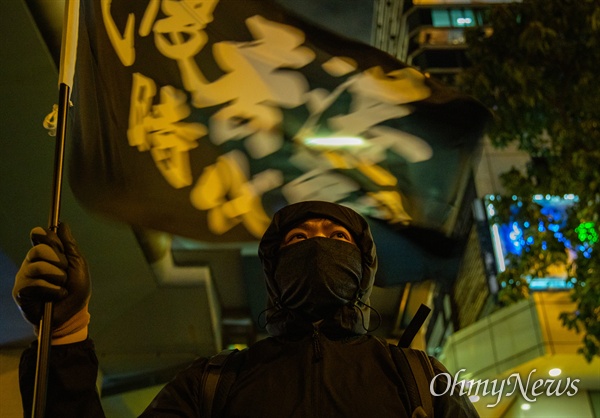 홍콩 구의원 선거가 범야권의 압승 결과로 나온 25일 오후 홍콩 이공대학교 앞에서 경찰의 봉쇄로 빠져나오지 못하고 있는 학생들의 구조를 요구하는 집회가 열리고 있다.