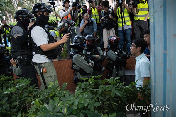 홍콩 구의원 선거가 범야권의 압승 결과로 나온 25일 오후 홍콩 이공대학교 앞에서 경찰의 봉쇄로 빠져나오지 못하자 선거 당선자들이 학생들을 만나게 해달라는 요구를 하고 있다. 