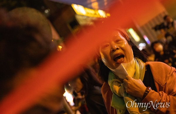 홍콩 구의원 선거가 범야권의 압승 결과로 나온 25일 오후 홍콩 이공대학교 앞에서 경찰의 봉쇄로 빠져나오지 못하고 있는 학생들의 구조를 요구하는 집회가 열리고 있다.