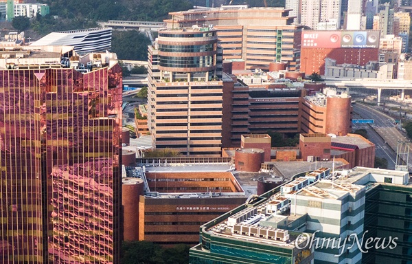  홍콩 구의원 선거 전 많은 경찰의 진압으로 희생자가 발생한 홍콩이공대 전경