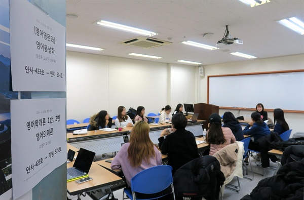 지난 20일 '미디어 인터뷰 교육을 위한 저널리스트' 양성 수업을 듣고 있는 서울여대 학생 15명과 '염치'를 주제로 1시간 30분 동안 이야기를 나눴다.
