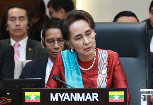 2019년 11월 26일 아웅산 수치 미얀마 국가고문이 이날 부산 벡스코에서 열린 2019 한-아세안 특별 정상회의 세션1에서 문재인 대통령의 발언을 듣고 있는 모습. 