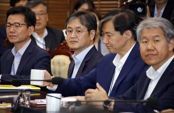 조국 민정수석(오른쪽 두번째)과 박형철 반부패비서관(오른쪽 세번째)이 20일 오후 청와대에서 열린 수석보좌관회의에 나란히 참석하고 있다. 2019.5.20
