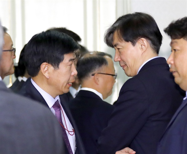 2018년 11월 20일 조국 당시 민정수석(오른쪽)과 백원우 민정비서관이 청와대에서 열린 제3차 반부패정책협의회에서 얘기를 나누고 있다. 