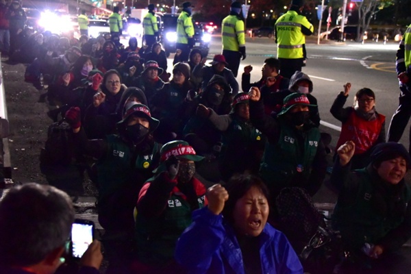 올림픽 공원 맞은편 도로에서 이틀째 부산 원정투쟁을 이어가는 톨게이트 요금수납 노동자들