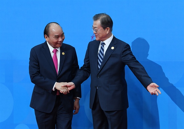 문재인 대통령이 지난 26일 부산 벡스코에서 한-아세안 특별정상회의에 참석하는 응우옌 쑤언 푹 베트남 총리와 인사하고 있다.