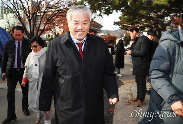 문재인하야범국민투쟁본부 총괄대표인 한기총 전광훈 대표목사가 지난 2019년 11월 27일 오전 청와대 사랑채앞 천막에서 8일째 단식농성중인 자유한국당 황교안 대표를 방문한 뒤 나오고 있다.