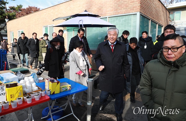  황교안 대표를 만난 전광훈 목사가 청와대앞에서 장기농성중인 문재인하야범국민투쟁본부 회원들이 사용할 커피지급대 앞을 지나고 있다.