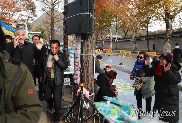 전광훈 목사가 청와대앞 농성자들을 향해 손을 흔들고 있다.