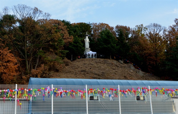  남한산성 주봉인 청량산 서쪽 끝자락에 위치한 위례 상월선원 천막선방과 미륵불