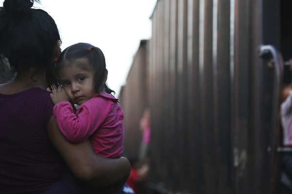 미국 국경으로 가는 멕시코 화물 열차를 기다리는 모녀.