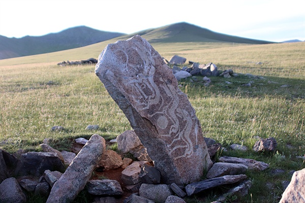 타미르강 유역 언덕에 있는 천마가 그려진 사슴돌 모습. 중앙아시아와 몽골에 2기 밖에 없는 귀한 사슴돌이다. 인근에 적힌 안내문에는 '말이 그려져 있지만 사슴돌로 간주한다'고 적혀 있었다. 