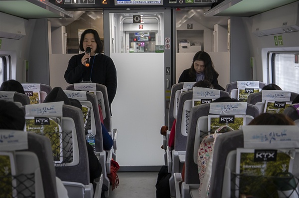 강릉으로 가는 기차안에서 속마음을 나누는 프로그램을 진행하고 있다. 