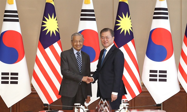 문재인 대통령과 마하티르 빈 모하맛 말레이시아 총리가 28일 청와대에서 정상회담 전 악수를 하고 있다. 2019.11.28