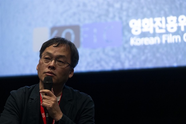  20회 전주영화제에서 관객과의 대화를 진행하고 있는 김영진 수석 프로그래머