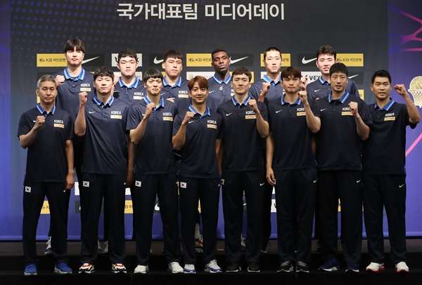  7월 29일 서울 강남구 삼정호텔에서 열린 2019 FIBA 농구월드컵 트로피투어 및 국가대표팀 미디어데이에서 감독과 선수들이 기념촬영을 하고 있다.