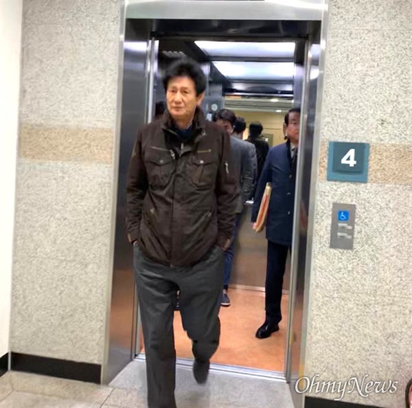 허선윤 전 영남공고 이사장이 28일 오후 재판을 받기 위해 법원에 들어서고 있다.
