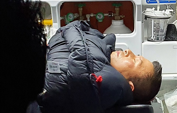 청와대 앞에서 8일째 단식하던 자유한국당 황교안 대표가 27일 밤 응급실로 이송되고 있다. (자유한국당 제공)