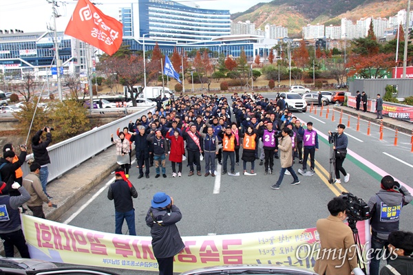 한국지엠 창원공장이 비정규직 560명 대량 해고를 예고한 가운데, 전국금속노동조합 경남지부는 11월 28일 오후 공장 앞에서 집회를 열었다.