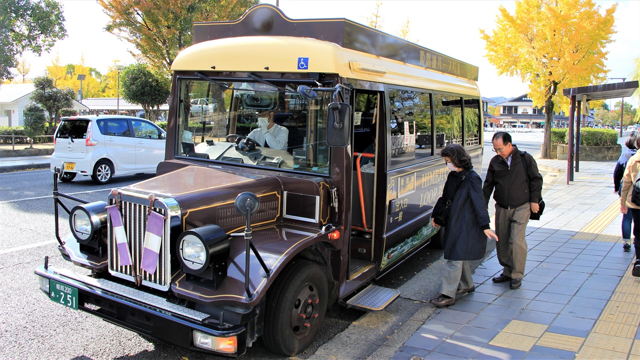 일본 효고현 히메지시에서 운행되는 100엔 시내버스. 히메지성과 히메지 시내를 잇는 관광버스 역할을 한다.