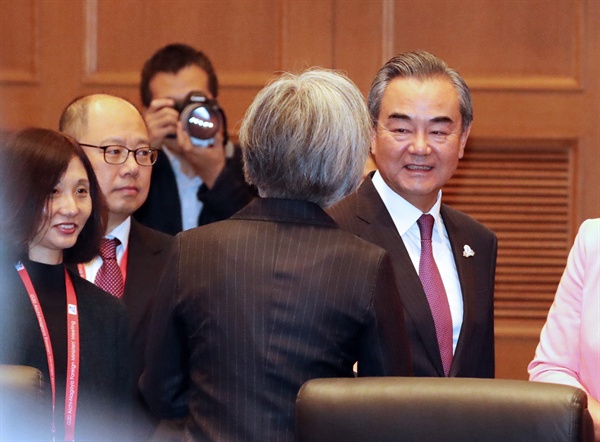 강경화 외교부 장관이 지난 23일 일본 나고야관광호텔에서 열린 주요 20개국(G20) 외교장관회의에 참석, 왕이 중국 외교부 부장과 만나 인사를 나누고 있다. 