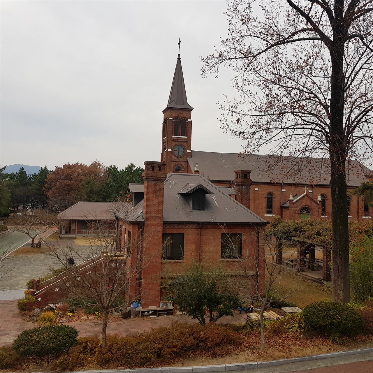  고풍스런 분위기 자아내는 경북 왜관 성베네딕토 수도원 전경